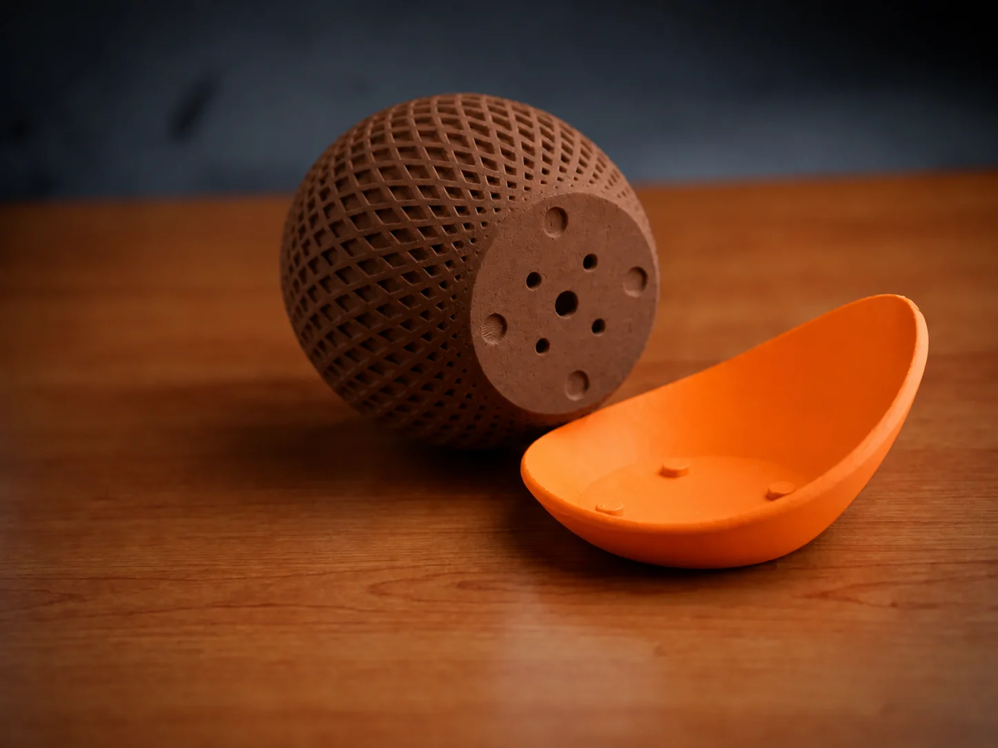 3D Baskı Küre Saksı - Kafes Dokulu İki Parçalı Dekoratif Saksı - Kahverengi-Turuncu görsel 2