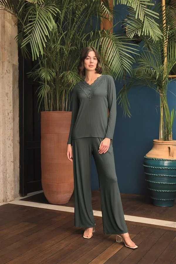 Uzun Kollu Önü Düğmeli V Yaka Pijama Takımı görseli