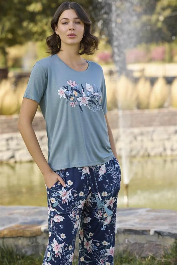 Çiçek ve Yaprak Desenli ve Baskılı Pijama Takımı görseli