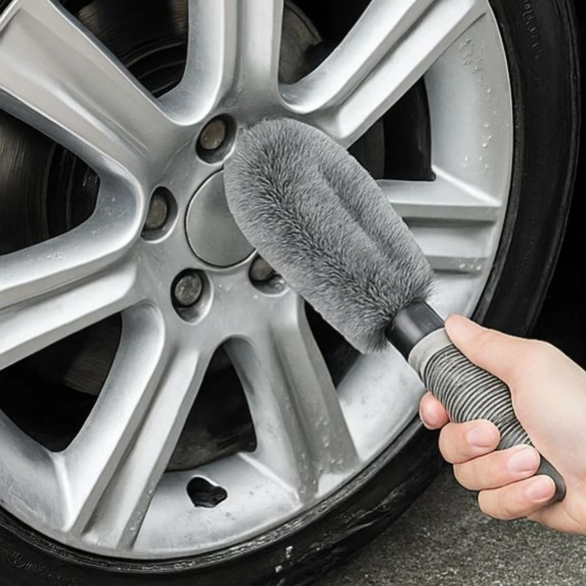 Gri Oto Jant Temizleme Fırçası – Ergonomik Saplı, Lastik ve Jant Detay Temizliği İçin Güçlü Kıllı Fırça