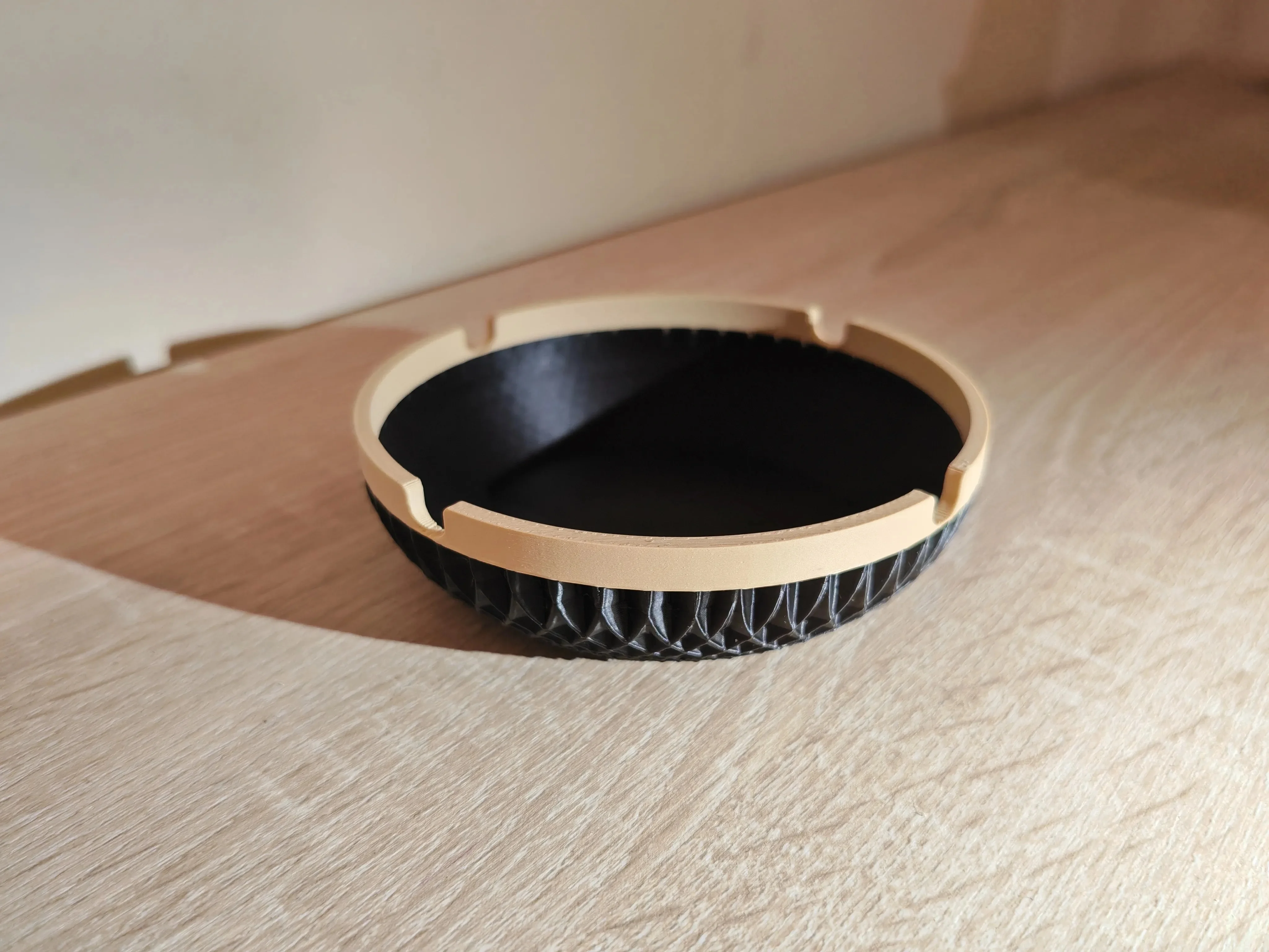 3D Baskı İki Renkli Yuvarlak Küllük Baklava Dokulu Geniş Dekoratif Kül Tablası Masaüstü ve Balkon görsel 3