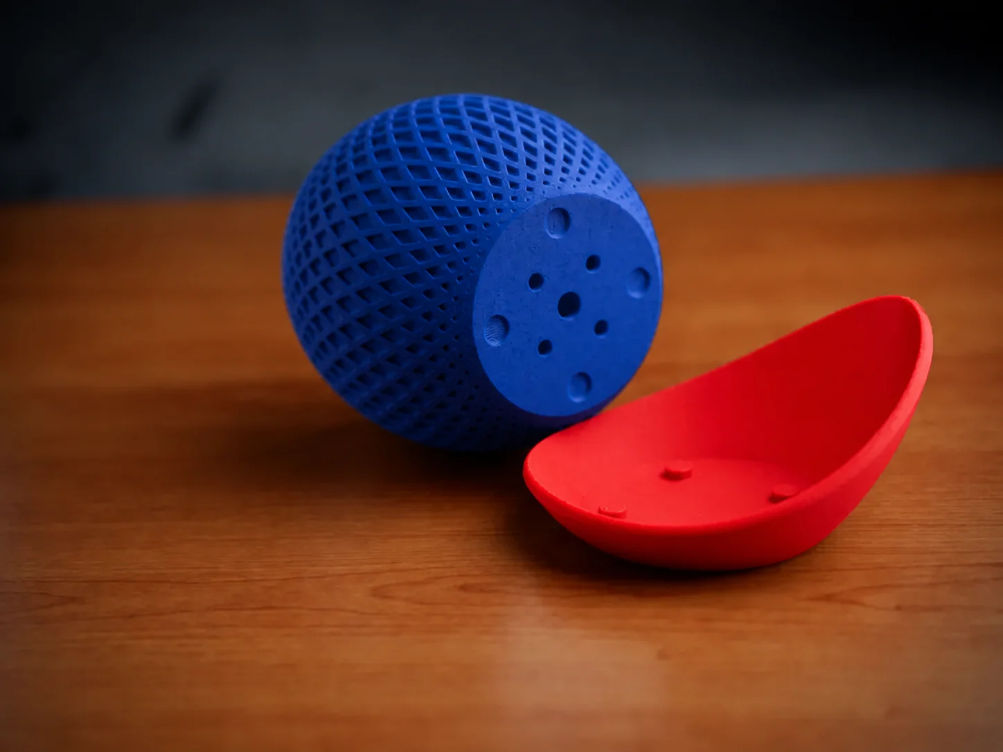 3D Baskı Küre Saksı - Kafes Dokulu İki Parçalı Dekoratif Saksı - Mavi-Kırmızı görsel 2