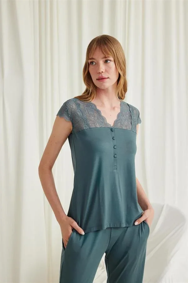 Yakası Kolu ve Omzu Dantelli Önü Düğmeli Pijama Takımı görseli