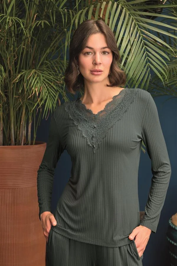 Uzun Kollu Önü Düğmeli V Yaka Pijama Takımı görseli