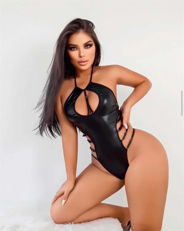 Siyah Göğüs Dekolteli Parlak Deri Body görsel 2