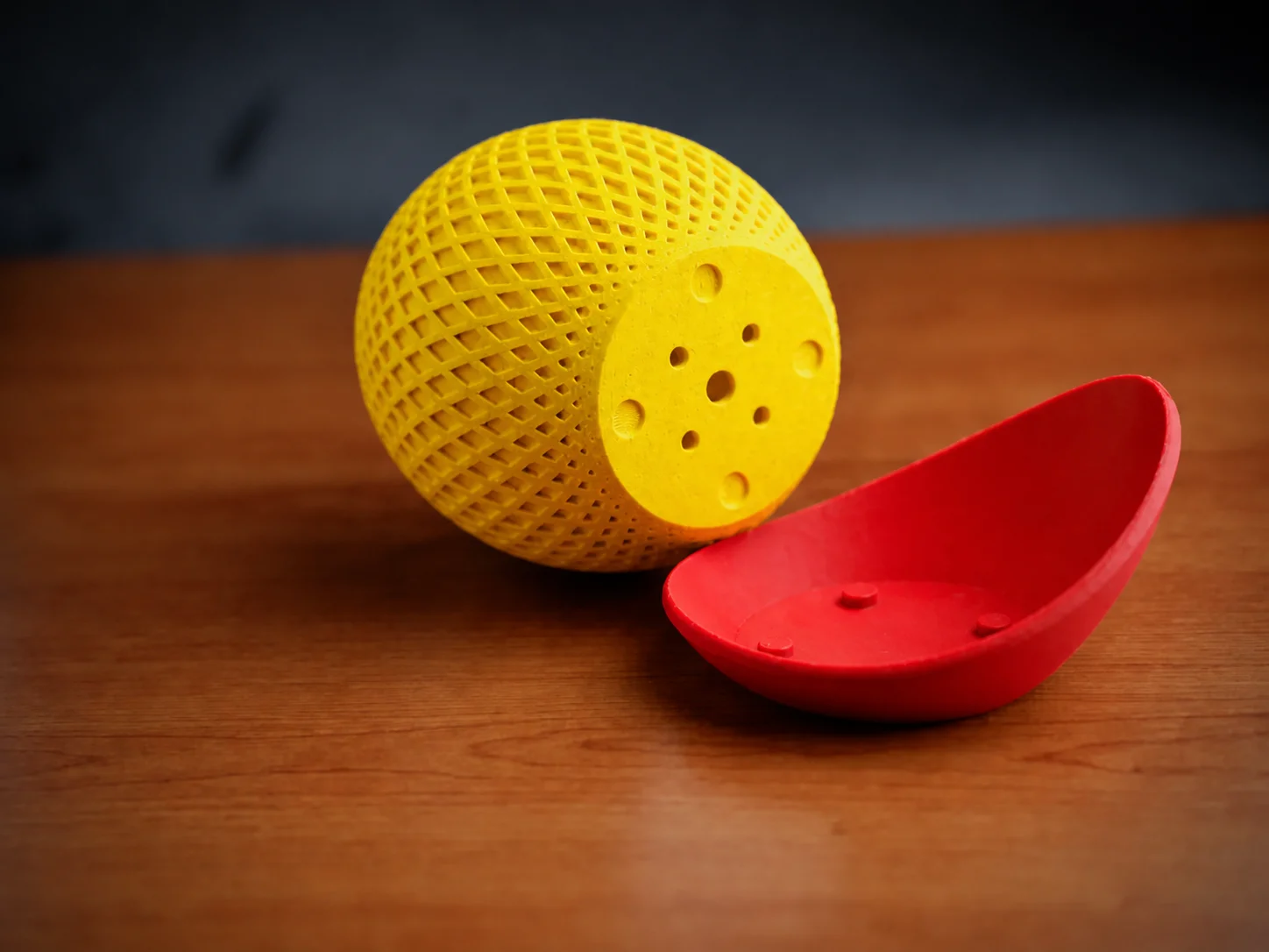 3D Baskı Küre Saksı - Kafes Dokulu İki Parçalı Dekoratif Saksı - Sarı-Kırmızı görsel 2