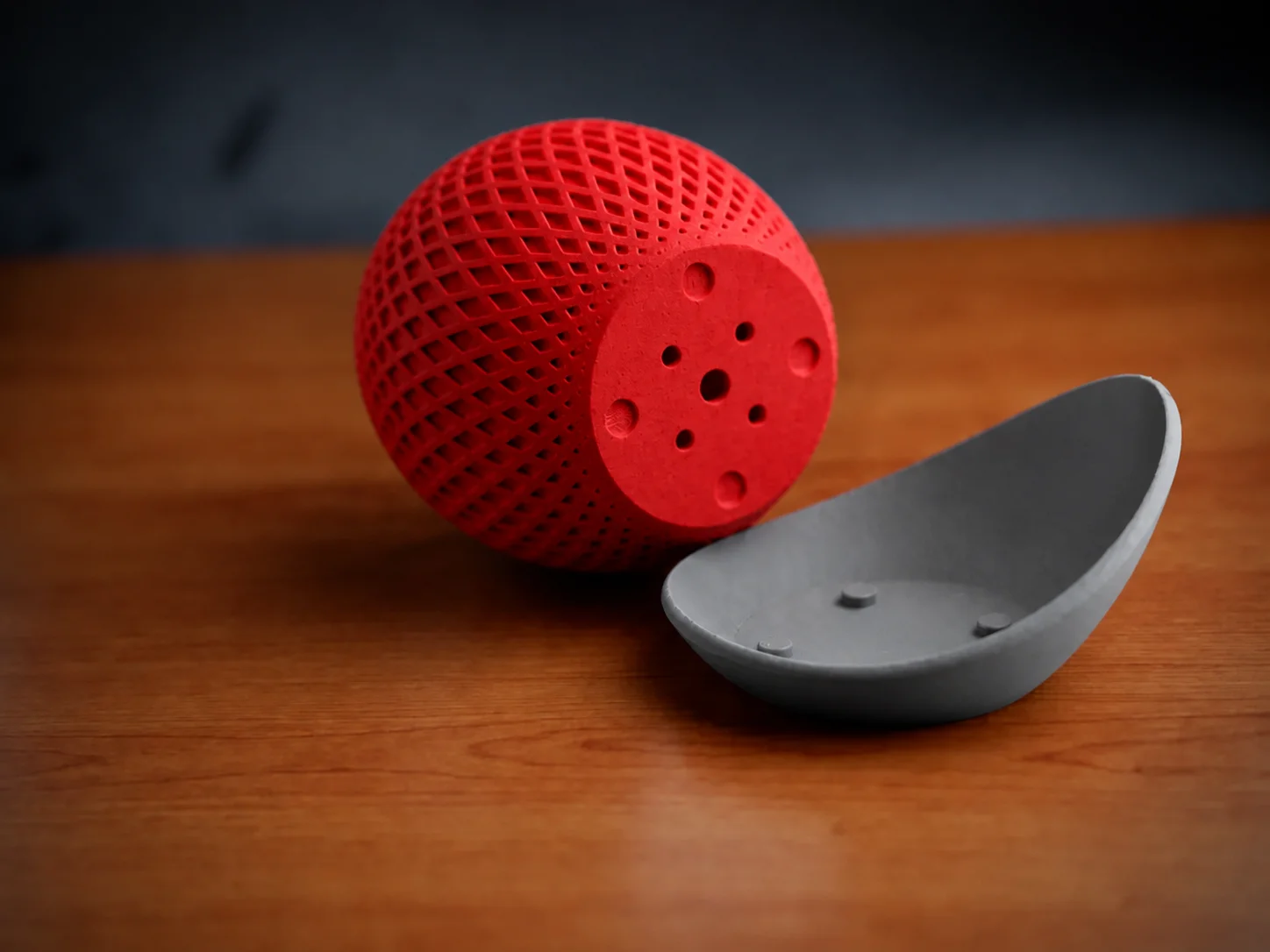 3D Baskı Küre Saksı - Kafes Dokulu İki Parçalı Dekoratif Saksı - Kırmızı-Gri görsel 2