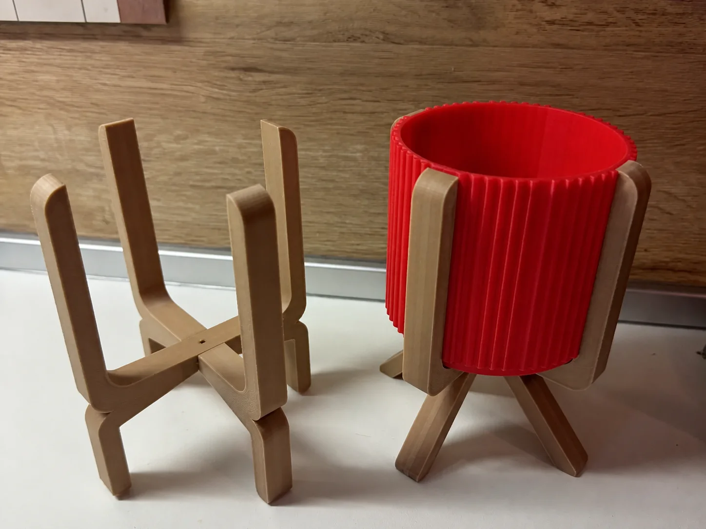 3D Baskı Ayaklı Çizgili Saksı - Bej Standlı Dekoratif Saksı - Kırmızı