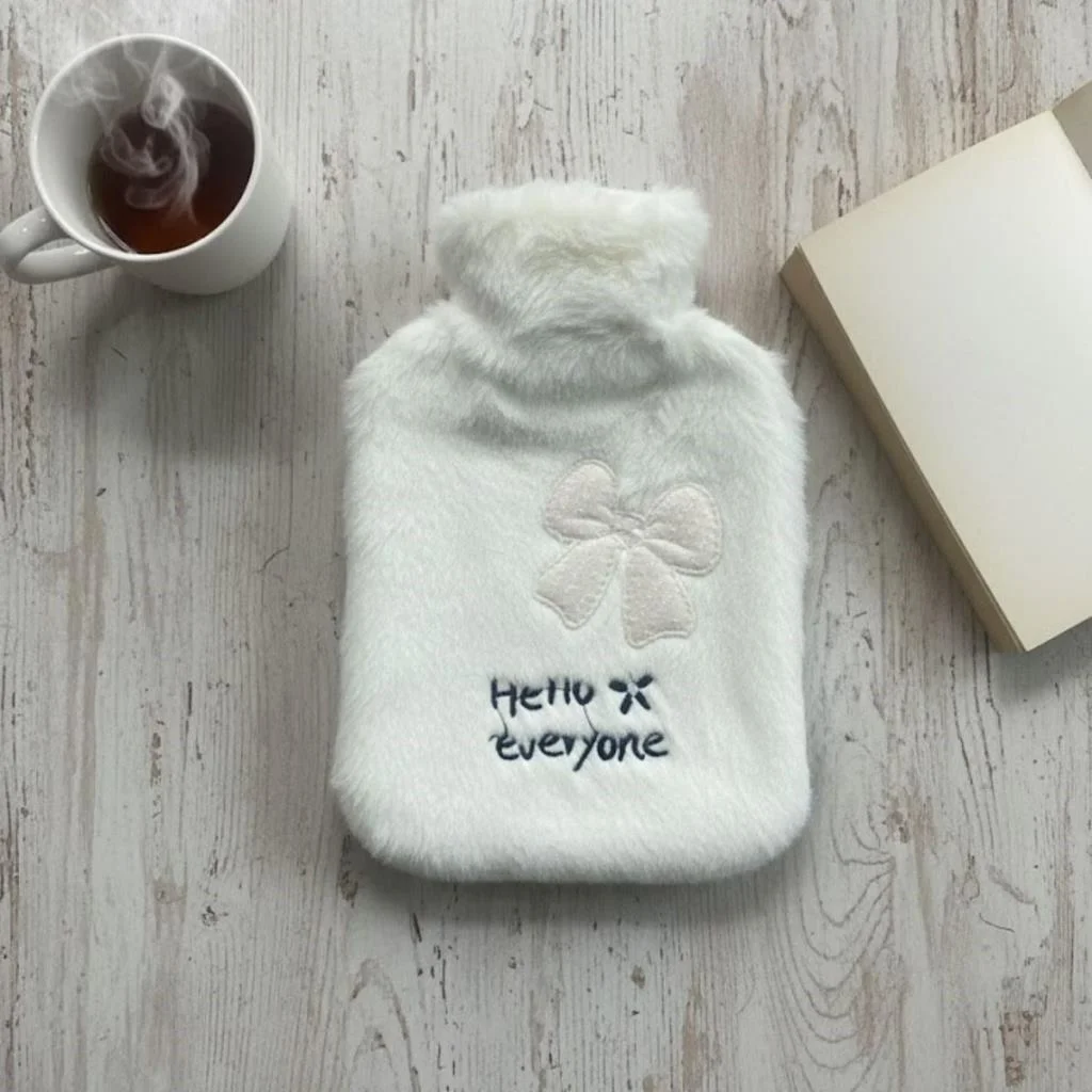 Hello Everyone Yazılı Kurdeleli Beyaz Peluş Sıcak Su Torbası 1 Lt – Yumuşak Kılıf, Uzun Süre Sıcak Tutan Termal Su Torbası görsel 5