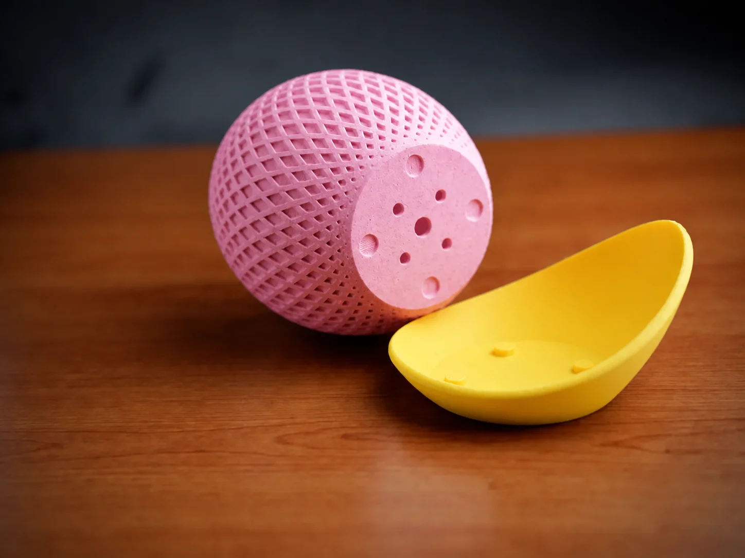 3D Baskı Küre Saksı - Kafes Dokulu İki Parçalı Dekoratif Saksı - Pembe-Sarı görsel 2