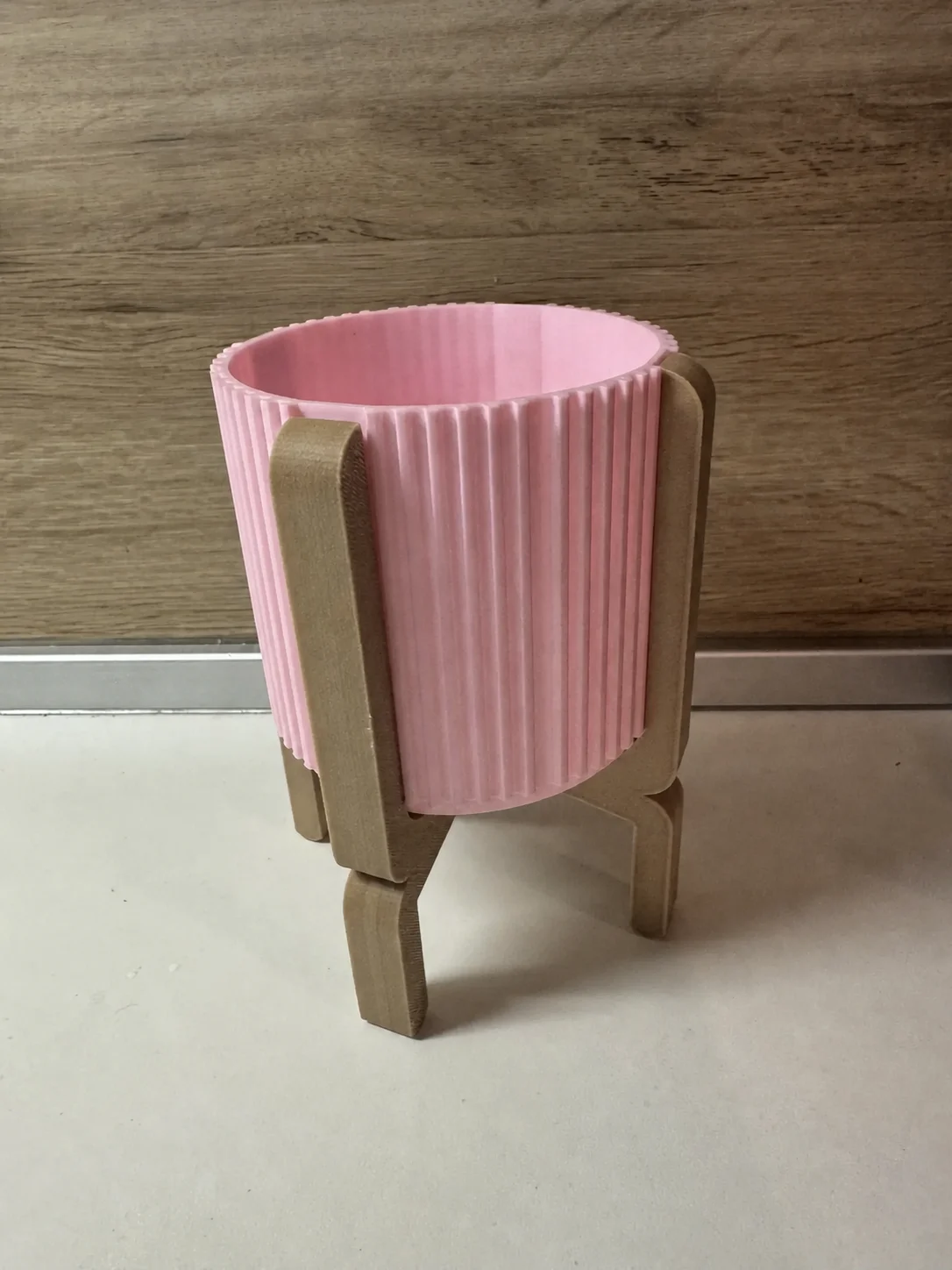 3D Baskı Ayaklı Çizgili Saksı - Bej Standlı Dekoratif Saksı - Pembe görsel 2