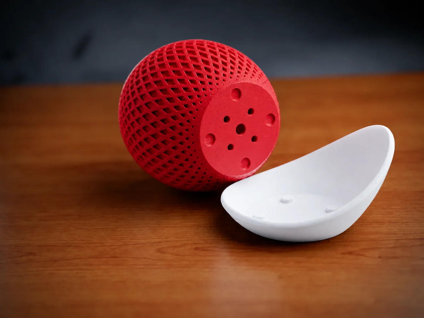 3D Baskı Küre Saksı - Kafes Dokulu İki Parçalı Dekoratif Saksı - Kırmızı-Beyaz görsel 2