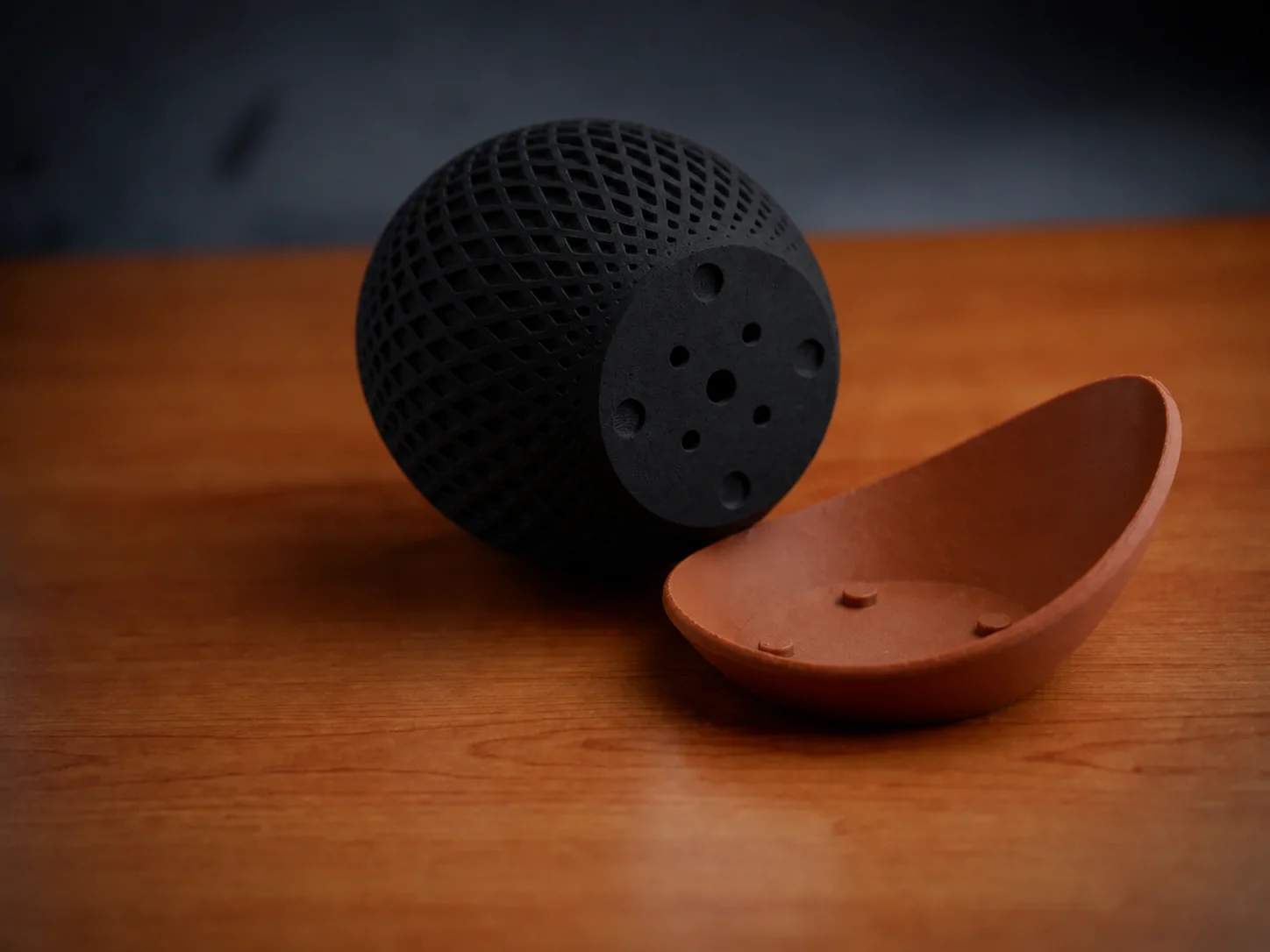 3D Baskı Küre Saksı - Kafes Dokulu İki Parçalı Dekoratif Saksı - Siyah-Kahverengi görsel 2
