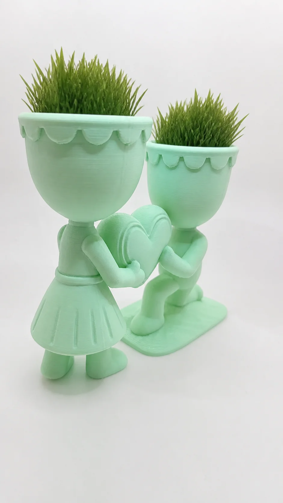 3D Baskı Aşk Saksısı - Kalp Tutan Çift Figürlü Dekoratif Saksı - Mint görsel 2