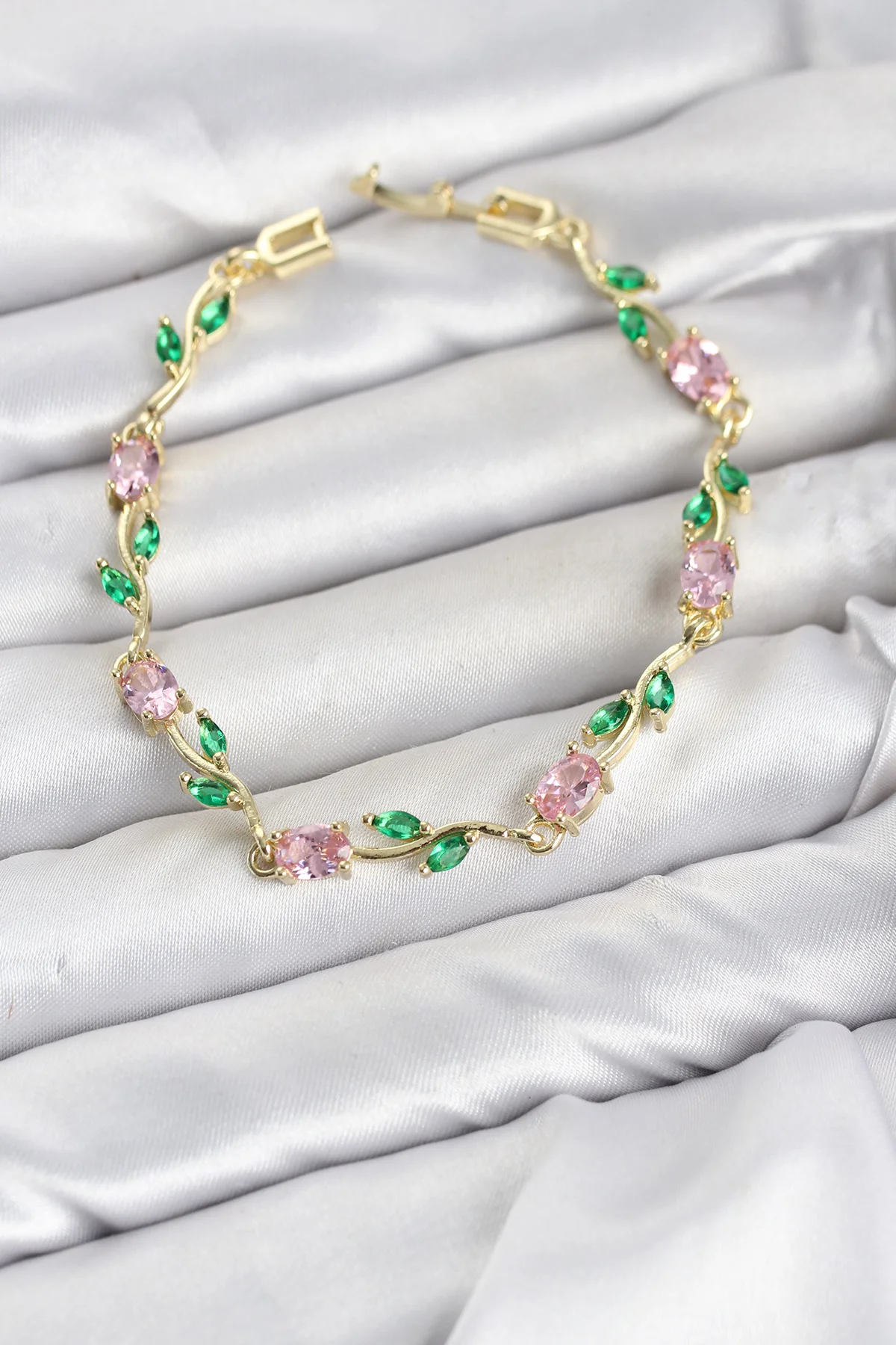 Pirinç Gold Renk Pembe Zirkon Taşlı Çiçek Model Kadın Bileklik görsel 2
