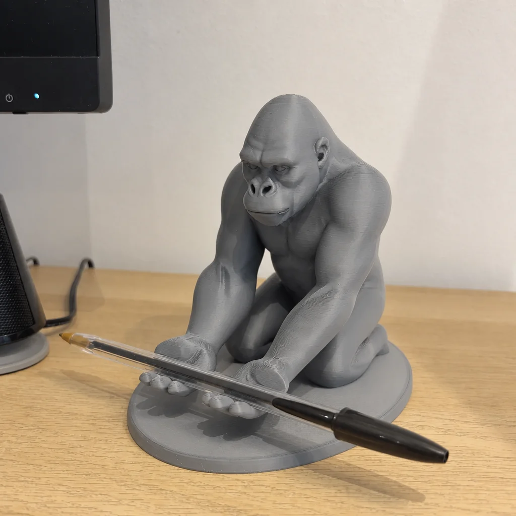 3D Baskı Goril Telefon Tutucu - Kaslı Goril Masaüstü Telefon Standı-Gri görsel 3