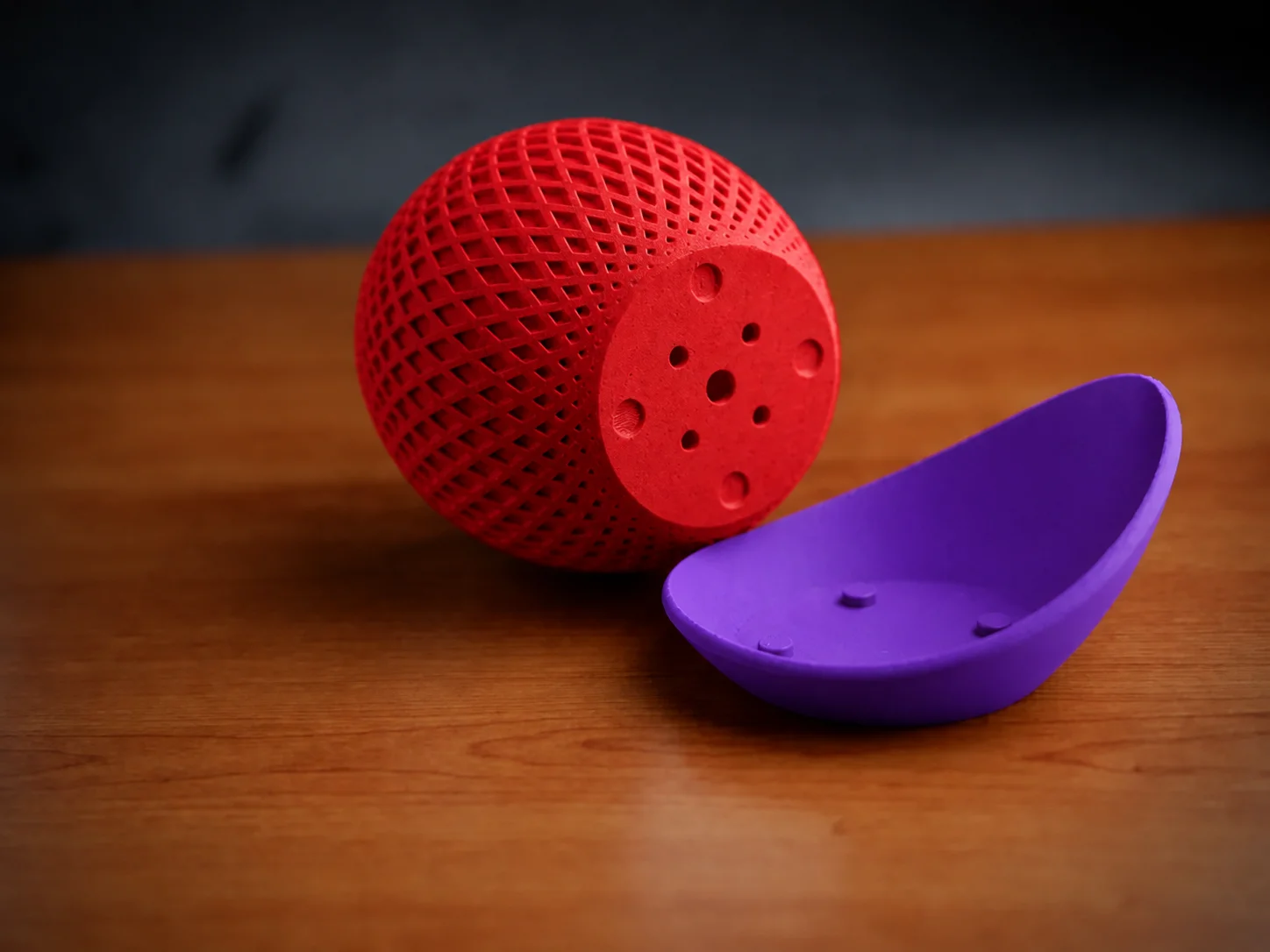 3D Baskı Küre Saksı - Kafes Dokulu İki Parçalı Dekoratif Saksı - Kırmızı-Mor görsel 2
