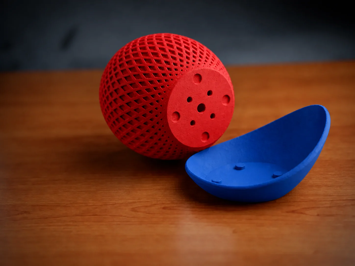 3D Baskı Küre Saksı - Kafes Dokulu İki Parçalı Dekoratif Saksı - Kırmızı-Mavi görsel 2