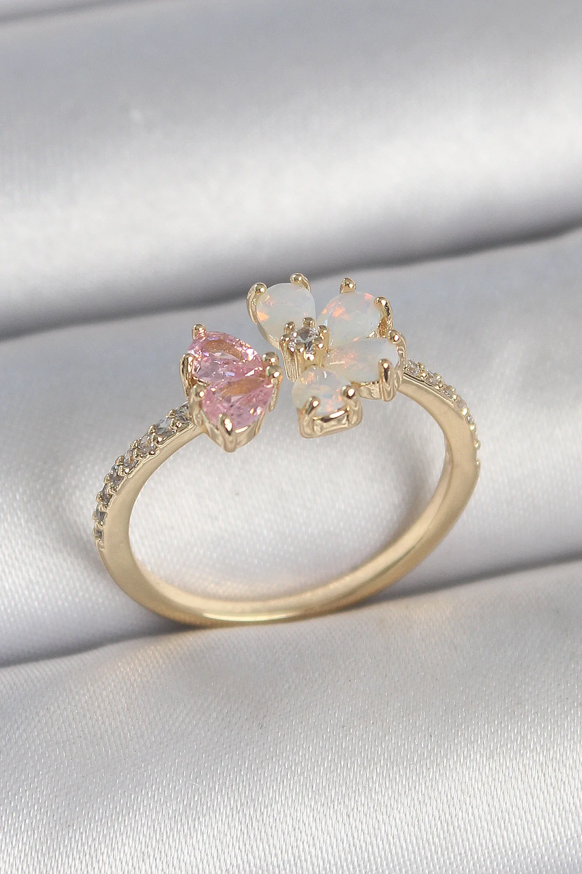 Pirinç Gold Renk Beyaz neli Pembe Zirkon Taşlı Çiçek Model Kadın Yüzük