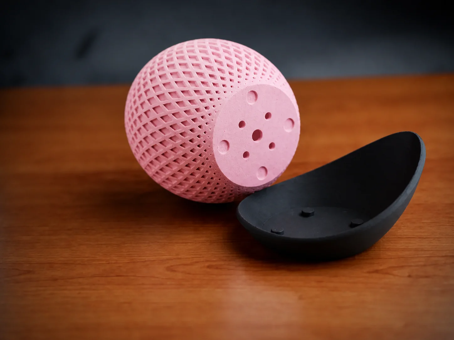 3D Baskı Küre Saksı - Kafes Dokulu İki Parçalı Dekoratif Saksı - Pembe-Siyah görsel 2