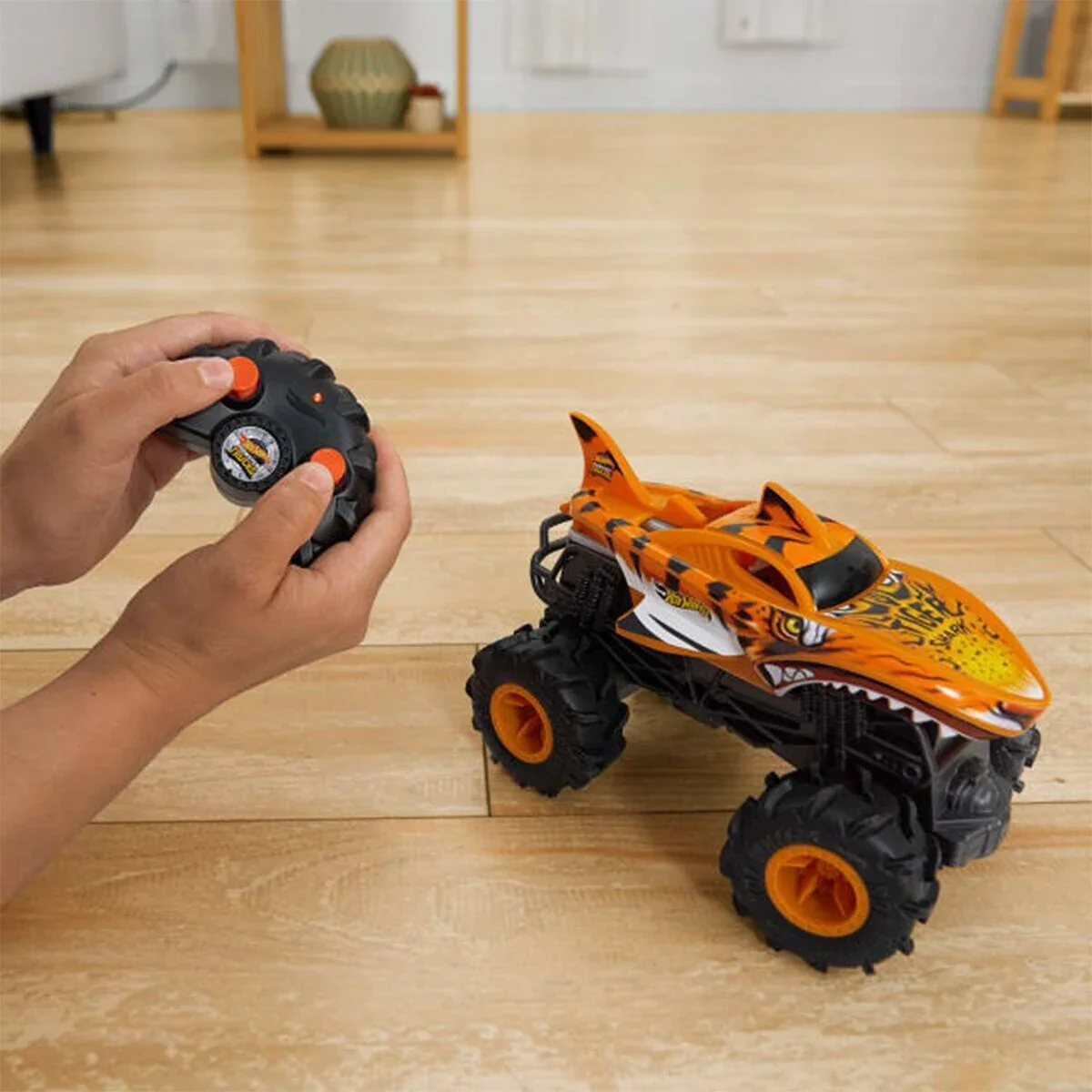 HNV03 Hot Wheels Monster Trucks RC 1:24 Tiger Shark Uzaktan Kumandalı Araç görsel 3