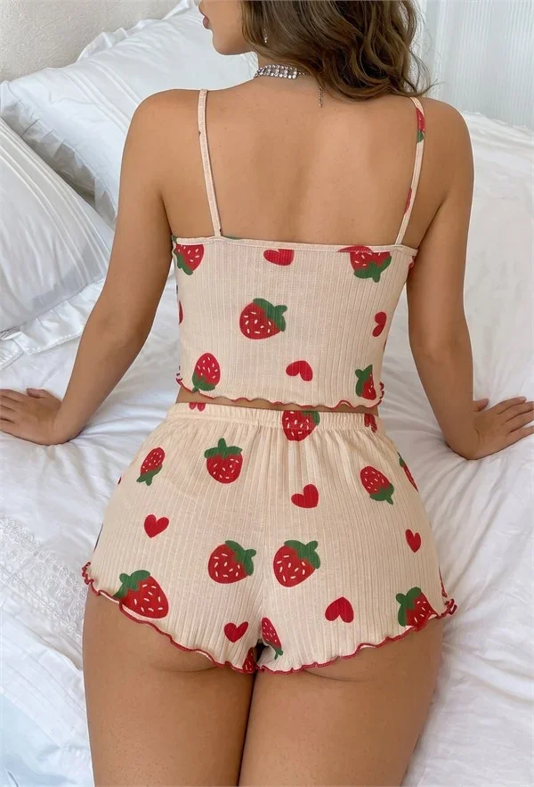 Yumuşak Dokulu Krem Çilek ve Kalp Desenli Fırfırlı İp Askılı Crop Şortlu Fitilli Pijama Takımı görsel 3