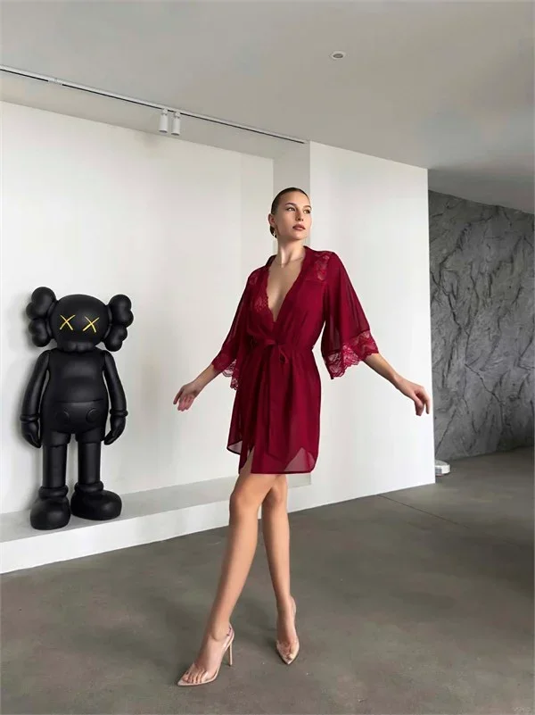 Şık Tasarım Bordo Dantel İşlemeli Body Suit ve Tül Gecelik Takımı görsel 2
