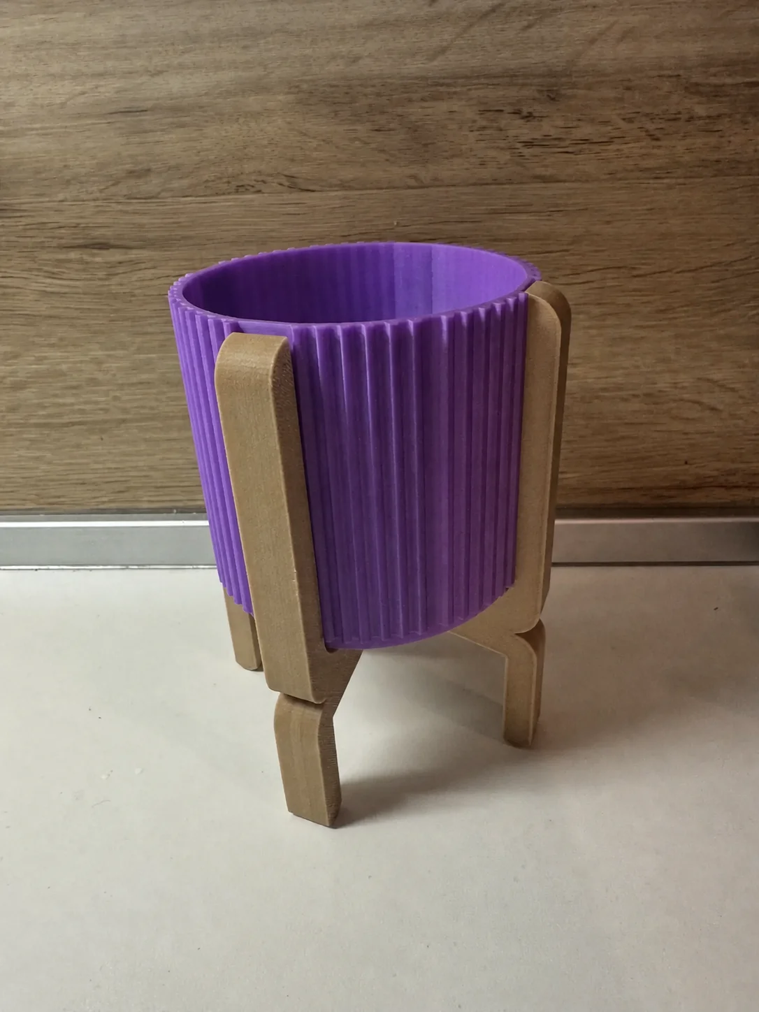 3D Baskı Ayaklı Çizgili Saksı - Bej Standlı Dekoratif Saksı - Mor görsel 2
