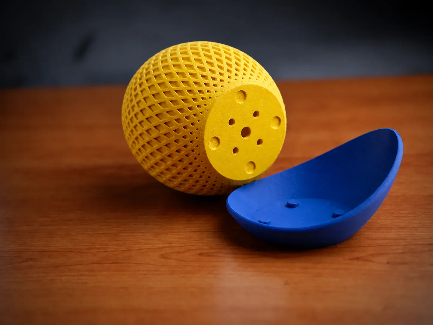 3D Baskı Küre Saksı - Kafes Dokulu İki Parçalı Dekoratif Saksı - Sarı-Mavi görsel 2