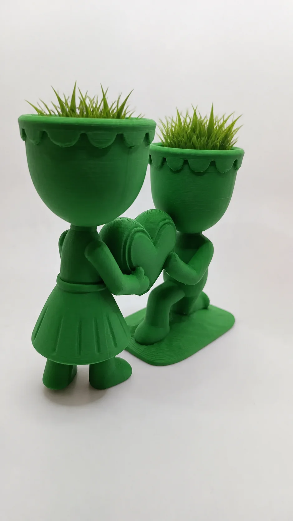 3D Baskı Aşk Saksısı - Kalp Tutan Çift Figürlü Dekoratif Saksı - Yeşil görsel 2