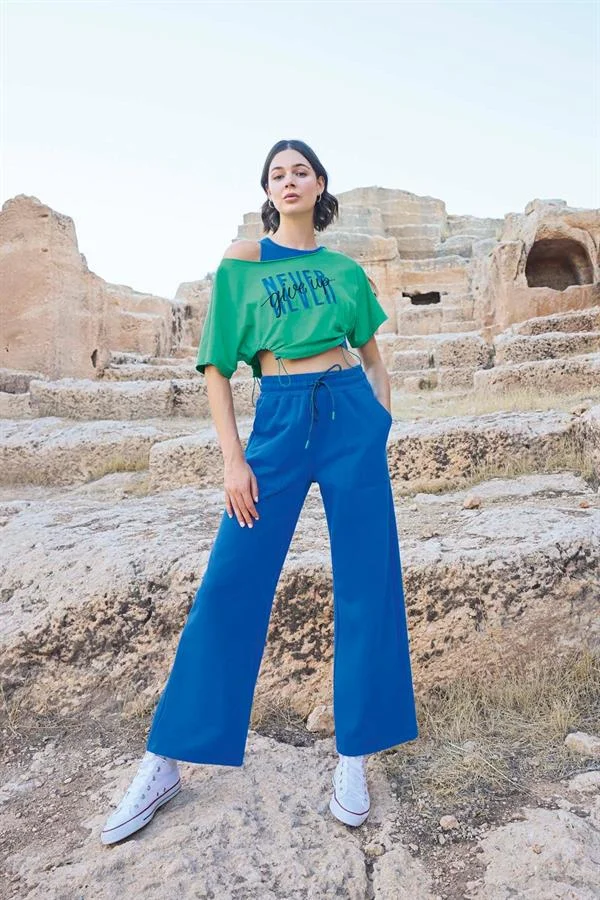 Kısa Kollu "Never Give Up" 3'lü Crop Eşofman Takımı görseli