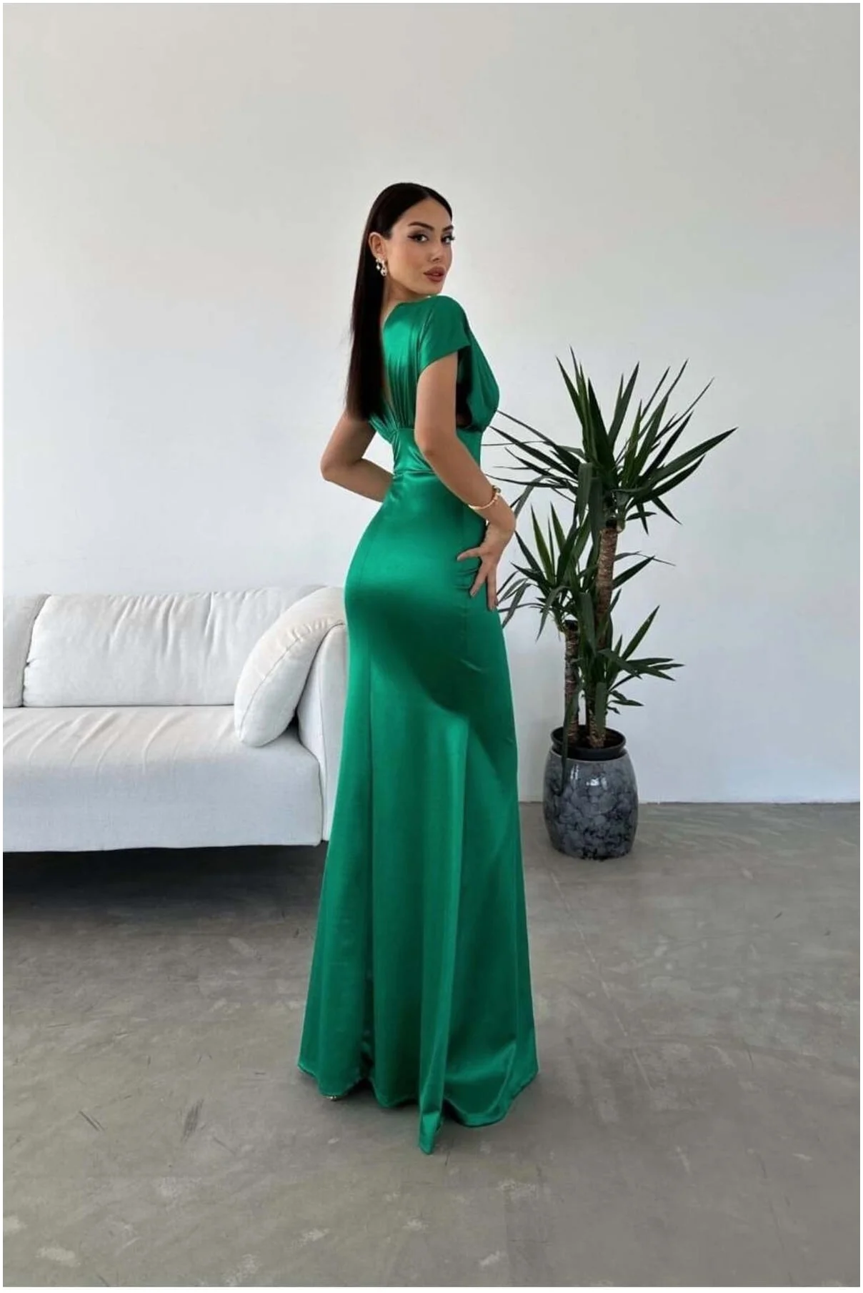 Kadın İnce Saten Kumaş Balıkçı Yaka Büzgülü Abiye Elbise görsel 2