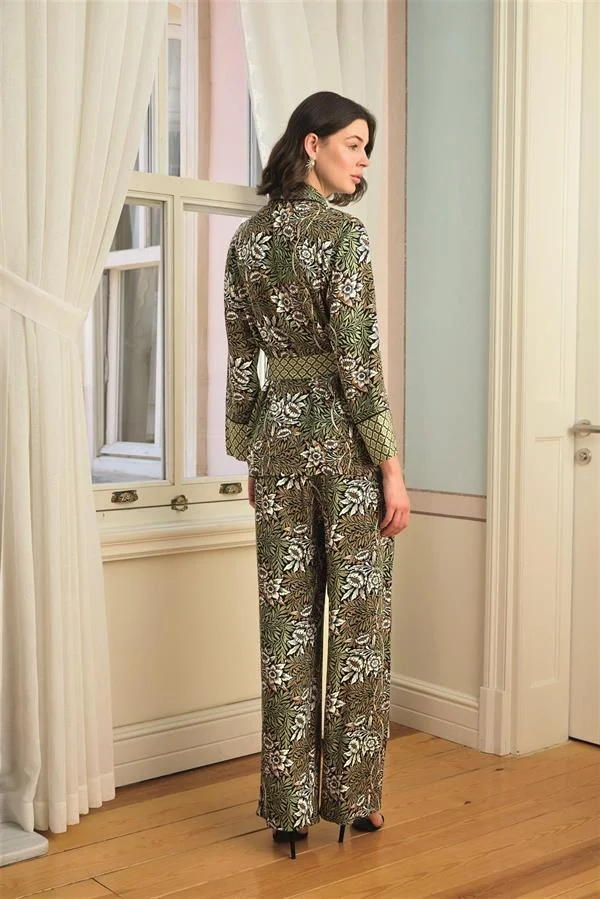 Çiçek Yaprak ve Etnik Desenli Pijama Takımı görseli