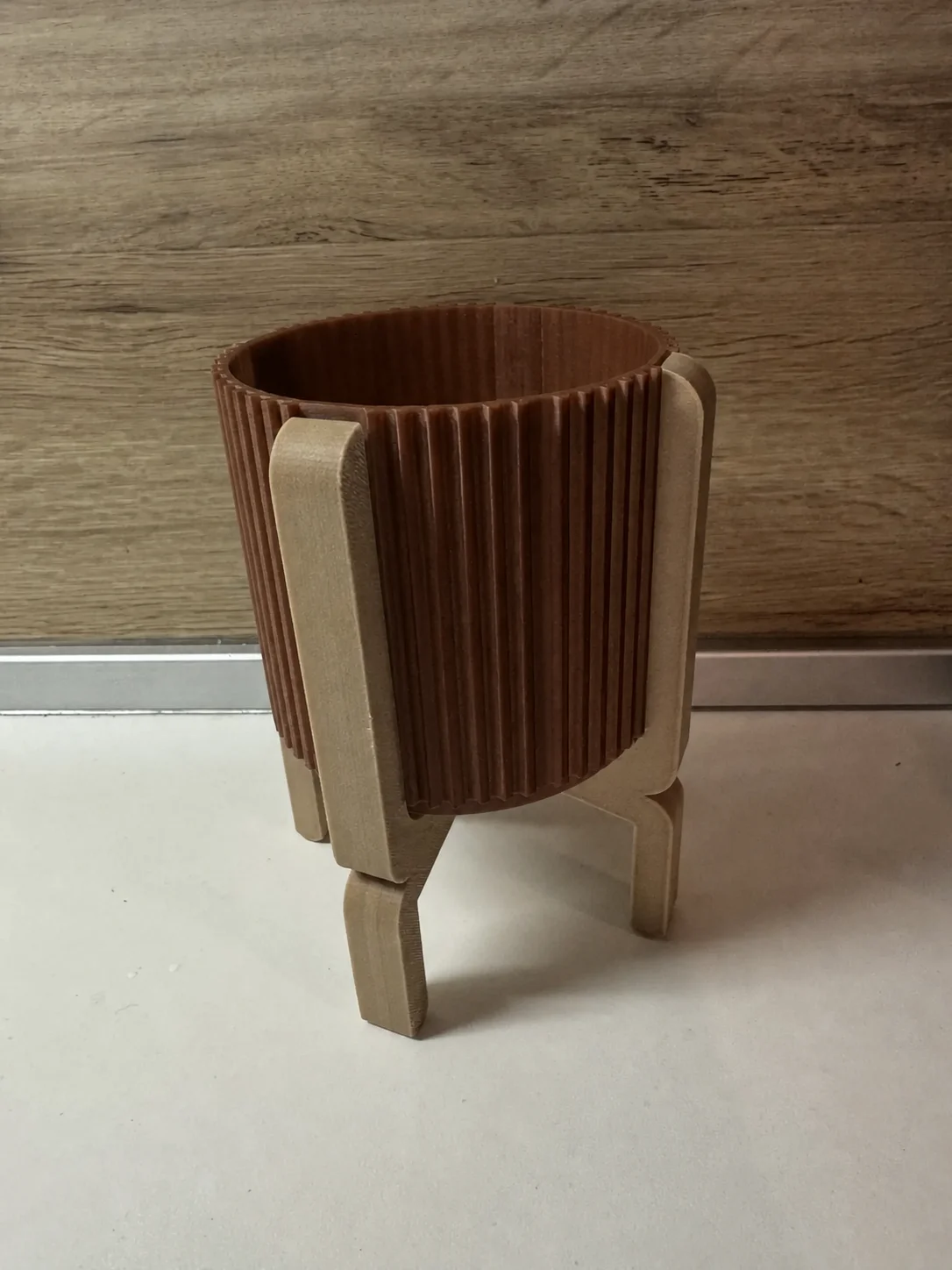 3D Baskı Ayaklı Çizgili Saksı - Bej Standlı Dekoratif Saksı - Kahverengi görsel 2