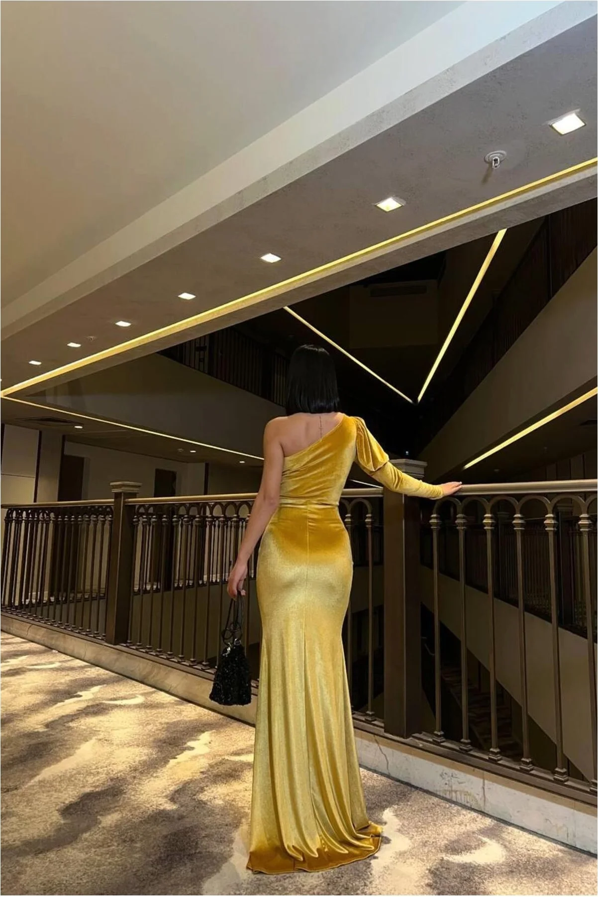 Kadın Modern Stil Tek Omuz Taş Detaylı Abiye Elbise görsel 4