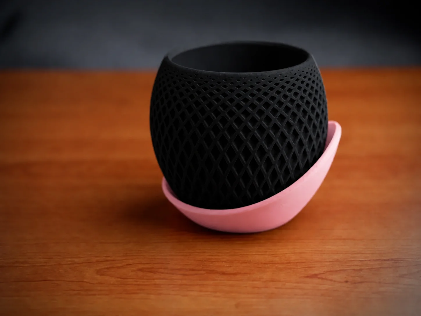 3D Baskı Küre Saksı - Kafes Dokulu İki Parçalı Dekoratif Saksı - Siyah-Pembe