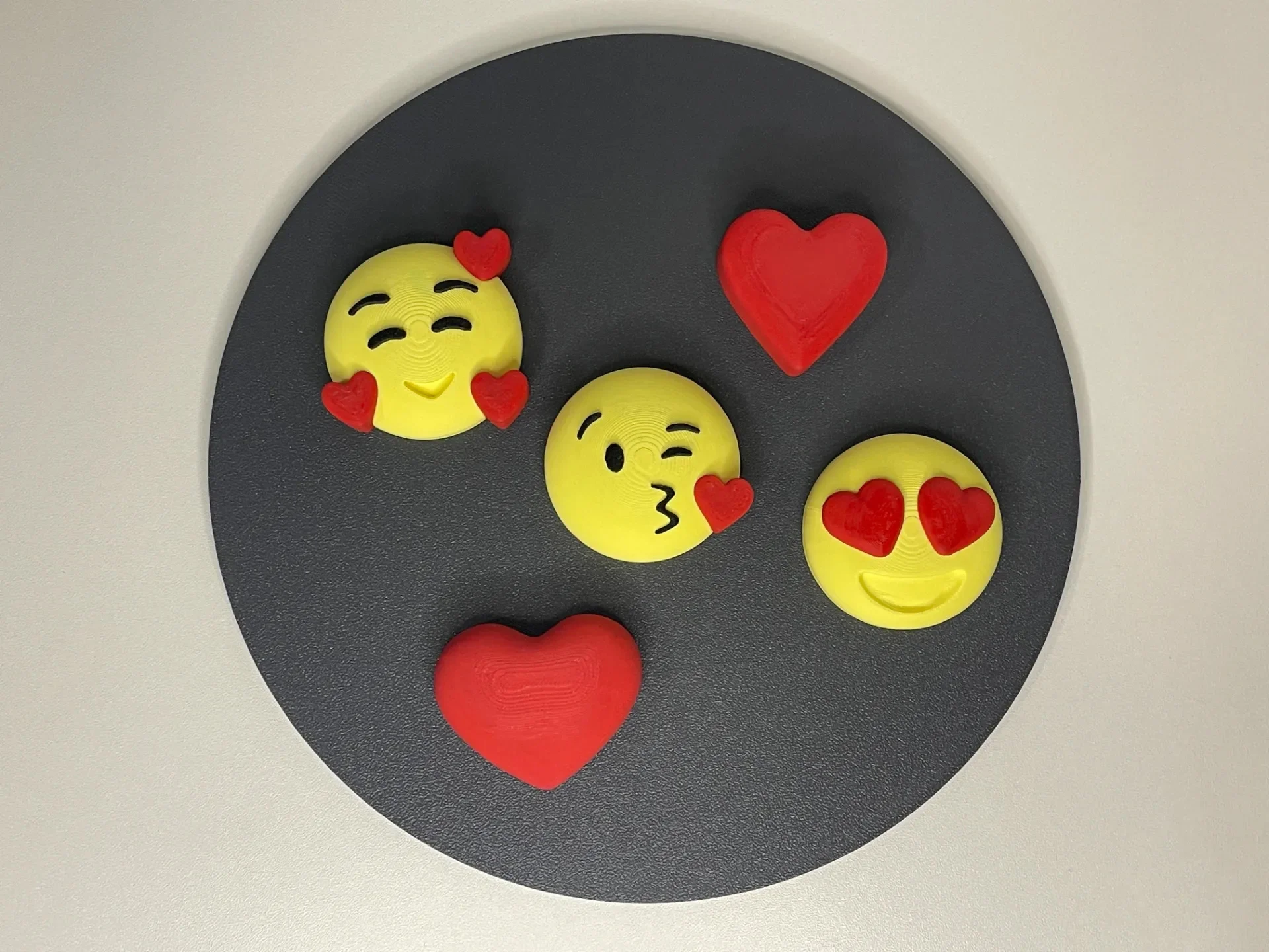 3D Baskı 5li Emoji Magnet Seti - Eğlenceli Buzdolabı ve Pano Süsü