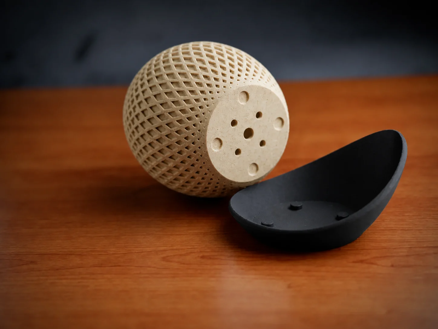 3D Baskı Küre Saksı - Kafes Dokulu İki Parçalı Dekoratif Saksı - Bej-Siyah görsel 2