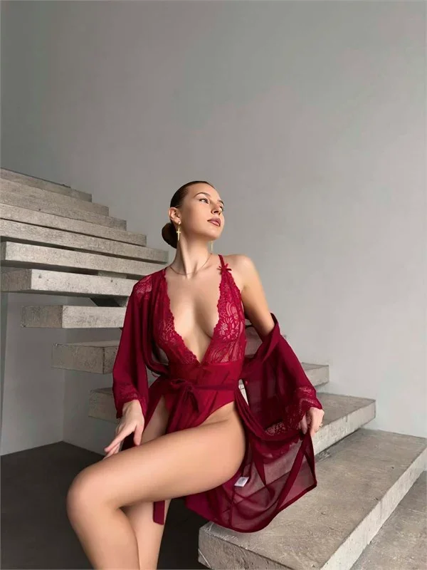 Şık Tasarım Bordo Dantel İşlemeli Body Suit ve Tül Gecelik Takımı