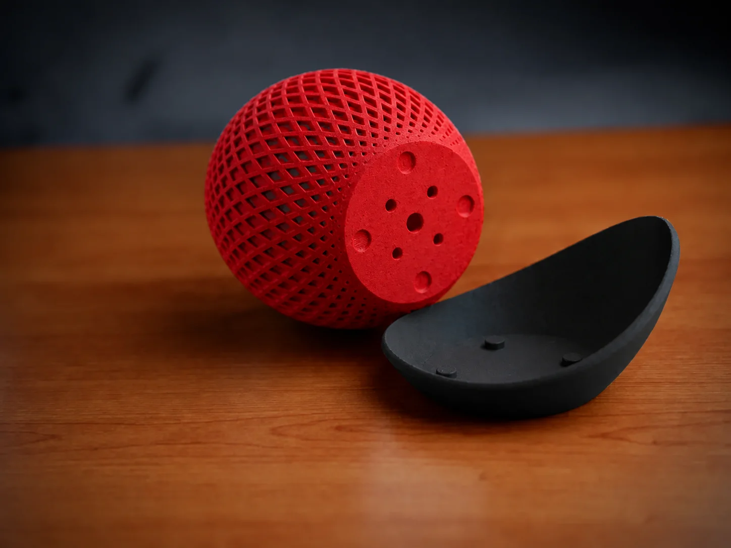 3D Baskı Küre Saksı - Kafes Dokulu İki Parçalı Dekoratif Saksı - Kırmızı-Siyah görsel 2