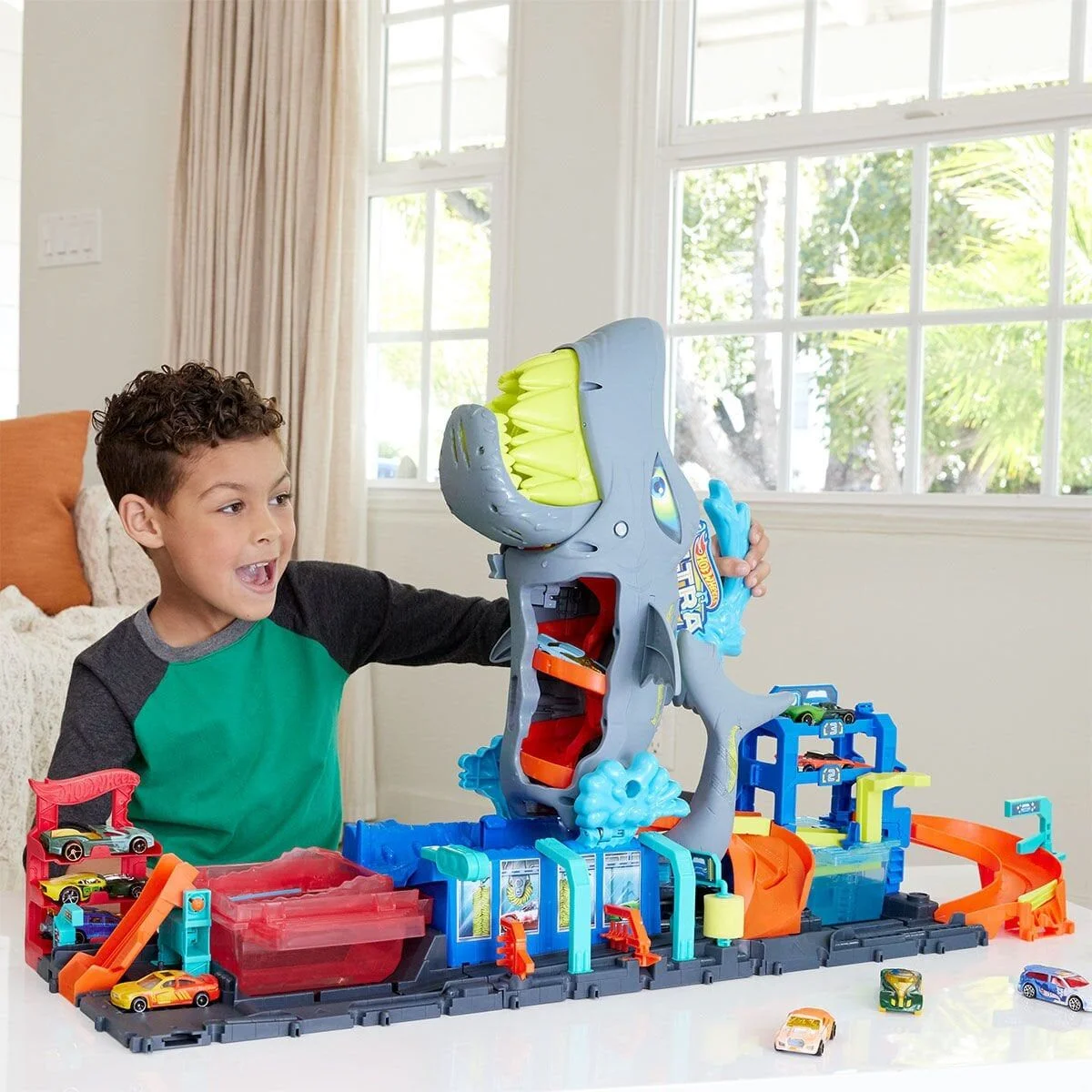 HTN82 Hot Wheels Muhteşem Köpek Balığı Araba Yıkama Oyun Seti görsel 6