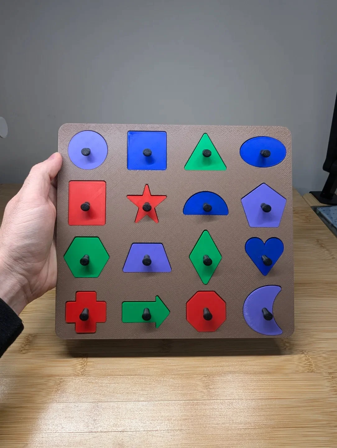 3D Baskı İngilizce Etiketli Şekil Tanıma Puzzle Tahtası - 16 Geometrik Şekil, Bilişsel Gelişim ve Kelime Öğrenme Seti görsel 2
