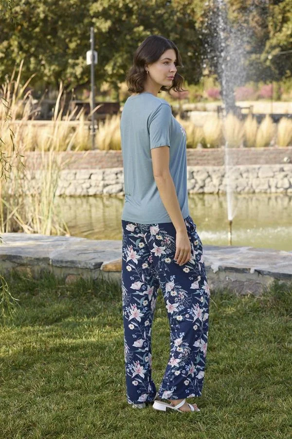 Çiçek ve Yaprak Desenli ve Baskılı Pijama Takımı görseli