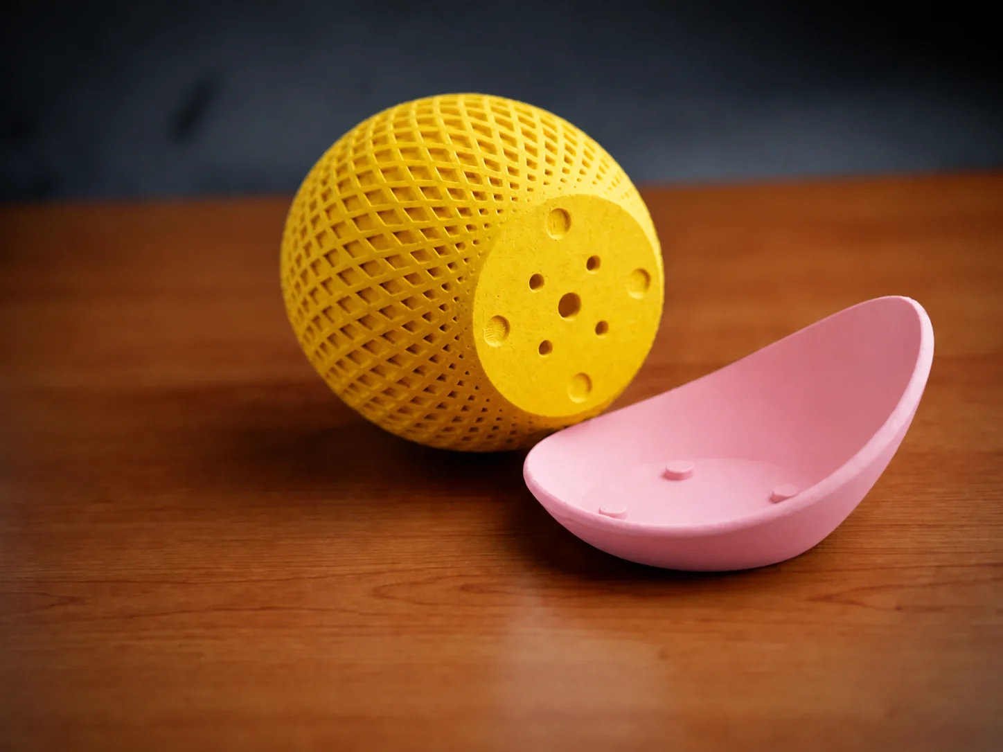 3D Baskı Küre Saksı - Kafes Dokulu İki Parçalı Dekoratif Saksı - Sarı-Pembe görsel 2