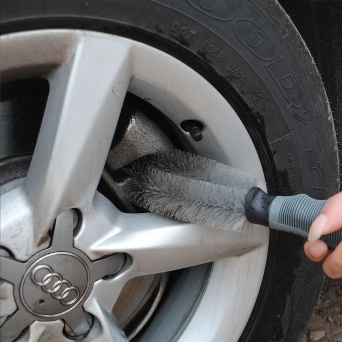 Gri Oto Jant Temizleme Fırçası – Ergonomik Saplı, Lastik ve Jant Detay Temizliği İçin Güçlü Kıllı Fırça görsel 3