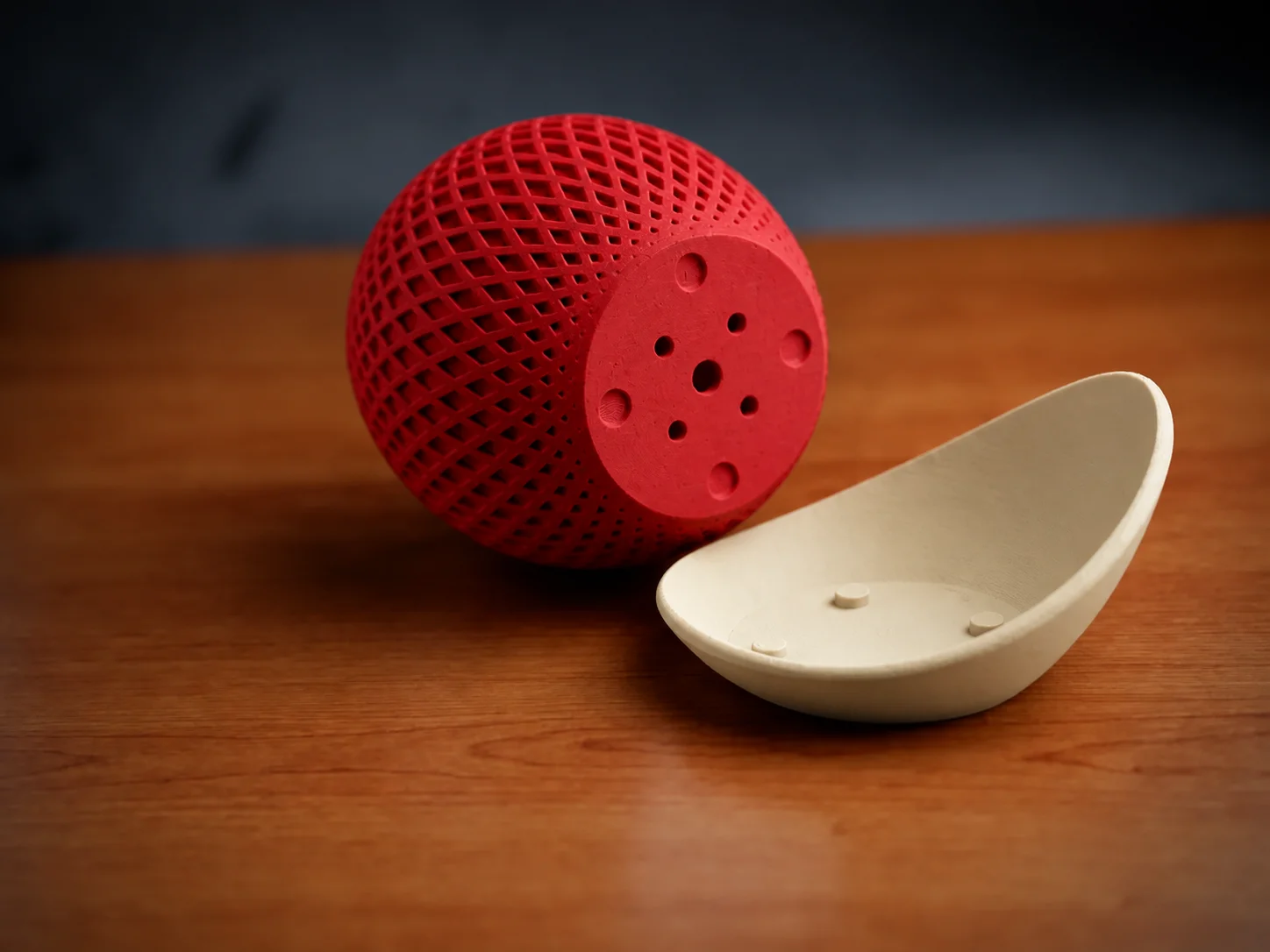 3D Baskı Küre Saksı - Kafes Dokulu İki Parçalı Dekoratif Saksı - Kırmızı-Bej görsel 2