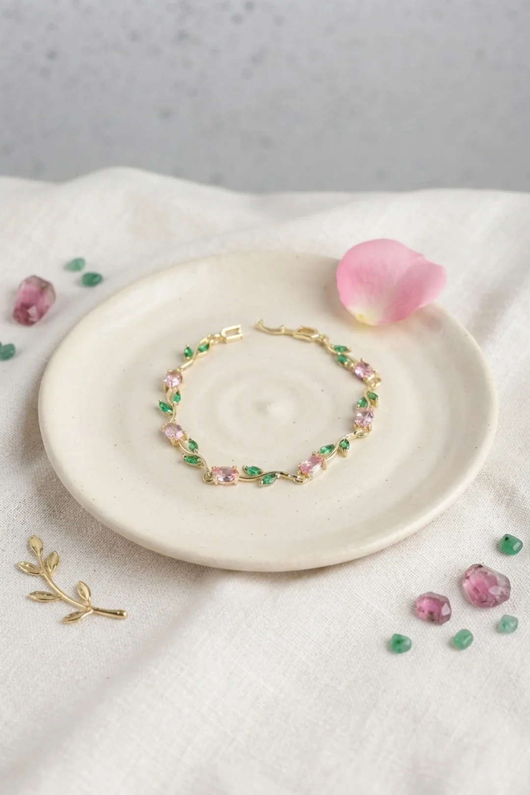 Pirinç Gold Renk Pembe Zirkon Taşlı Çiçek Model Kadın Bileklik