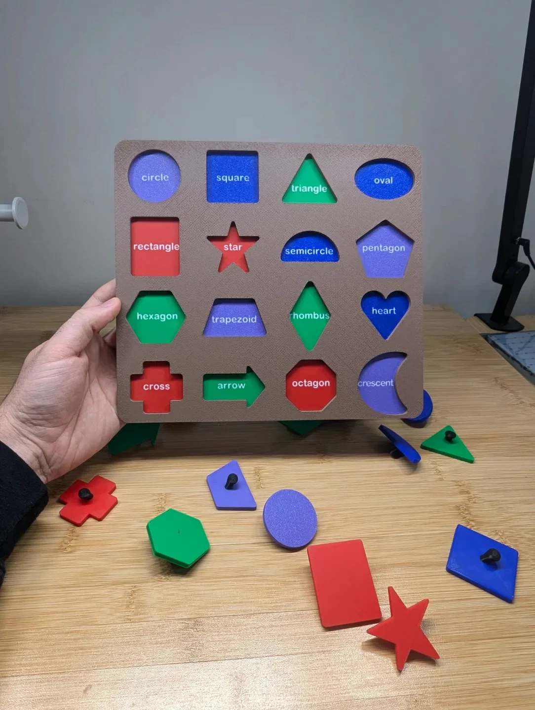 3D Baskı İngilizce Etiketli Şekil Tanıma Puzzle Tahtası - 16 Geometrik Şekil, Bilişsel Gelişim ve Kelime Öğrenme Seti görsel 3