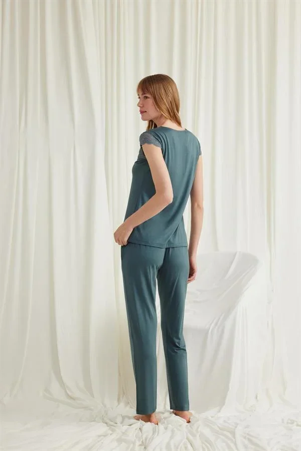 Yakası Kolu ve Omzu Dantelli Önü Düğmeli Pijama Takımı görseli