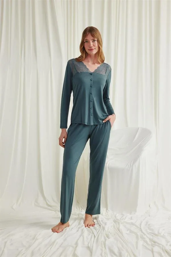 Yakası Omzu ve Paçası Dantelli Boydan Düğmeli Pijama Takımı görseli